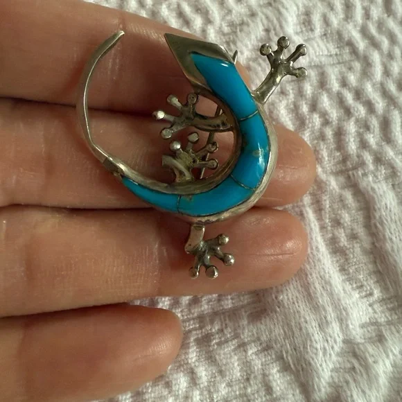 Stylish Silver Gecko Brooch with Blue Accents - Picture 4 of 6